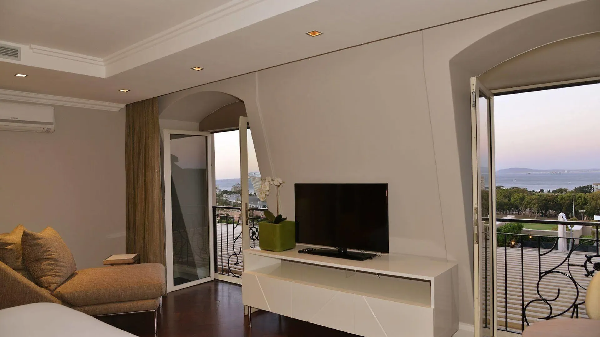 Cape Royale Luxury Suites Cape Town Hotel