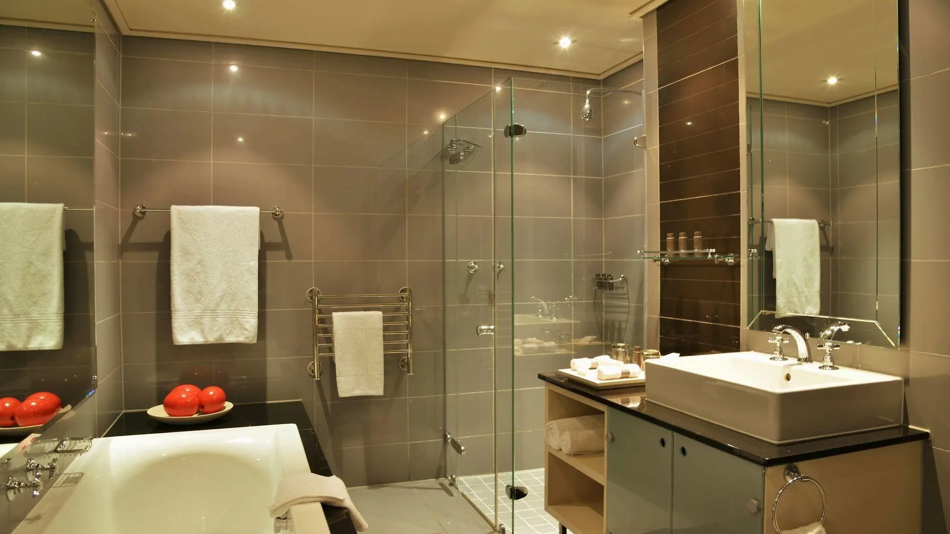 Cape Royale Luxury Suites Cape Town Hotel